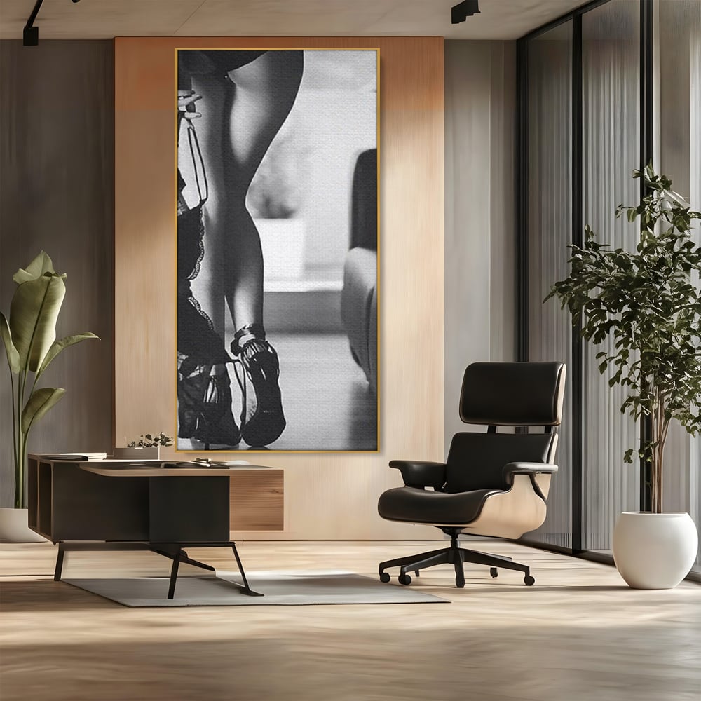 Tablou canvas cu tablou canvas cu silueta feminina, in rama de aluminiu auriu, pe perete intr-un birou